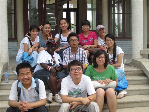 成功的摇篮烟台扬格外语学校 烟台扬格外语学校隶属于赛思(扬格)外语教育机构,总部位于美丽的海滨城市青岛。赛思(扬格)教育机构致力于为社会各阶层人士提供专业外语培训及各项专业技能培训服务,成立于 1993 年。学校成立以后,发展迅速,在短短几年里,在岛城开设了四处分校,并同时在济南、哈尔滨、潍坊、济宁、武汉、烟台等地设有多处分校。 学校开设英语、日语、韩语、法语、德语、西班牙语、意大利语、葡萄牙语、俄语等语种培训课程。建校十余年来,已为社会各界培养和输送各类外语专业人才和精尖技术人才达十万余人,受到社会